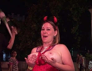 011110_fantasy_fest_girls_flashing_tits_pussy_and_random_party_girls_lick_pussy_in_public_bar