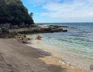 041025_undewater_swimming_babes_samanta_rouge_and_rosalinda_enjoying_the_sea_while_on_vacation