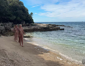 041025_undewater_swimming_babes_samanta_rouge_and_rosalinda_enjoying_the_sea_while_on_vacation