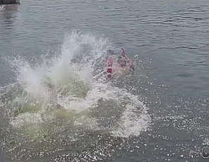 052412_hot_girls_showing_skin_at_party_cove