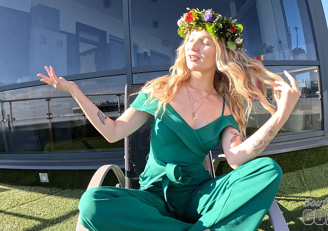 062326_gorgeous_blonde_celebrating_midsummer_summer_solstice_masturbating_in_the_sun_wearing_a_flower_crown