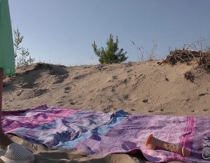 062618_nika_n_blonde_spinner_on_the_beach_masturbating_in_public