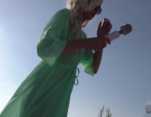 062618_nika_n_blonde_spinner_on_the_beach_masturbating_in_public