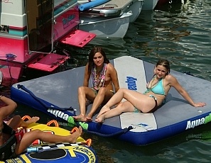 062811_partycove_random_dudes_eatingout_random_girls