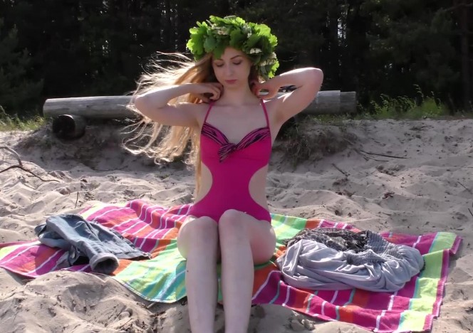 070716_19yo_areana_masturbating_on_the_beach_celebrating_summer_solstice