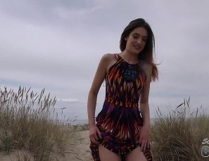 071018_stunning_18yo_anusha_masturbating_on_the_beach_sandy_orgasm