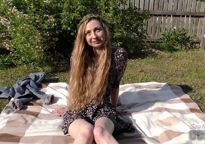 071116_petite_model_areana_fox_masturbates_in_a_sunny_garden