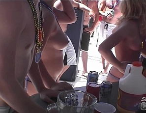 083008_wild_party_chicks_on_the_lake_of_the_ozarks_going_wild